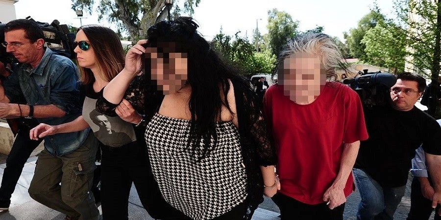 Στον ανακριτή η μάνα και η κόρη που έπνιξαν το βρέφος στην Πετρούπολη